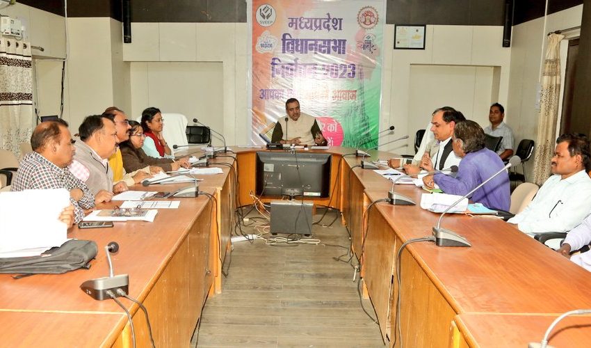 कलेक्टर ने ली जिला उपार्जन समिति की बैठक: 1 लाख मैट्रिक टन धान का अनुमानित लक्ष्य, उपार्जन केन्द्रों से परिवहनकर्ताओं को 72 घंटे के अंदर धान का उठाव करने के निर्देश