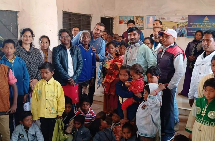  कलेक्टर ने वनग्राम सिलपिडी, तांतर और चाड़ा में वितरित किये गर्म कपडे़