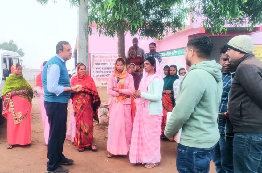  कलेक्टर ने ग्राम पंचायत पलकी में चल रहे विकास कार्यों का निरीक्षण किया