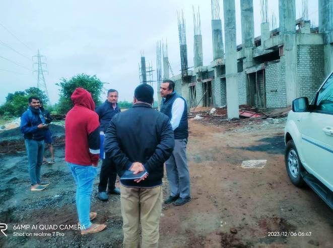  कलेक्टर ने बरंगांव में स्कूल भवन निर्माण कार्य का किया निरीक्षण