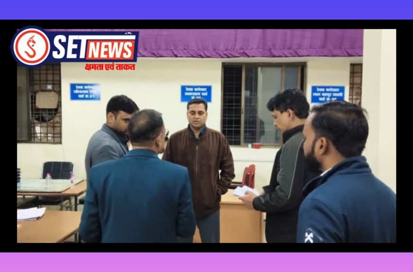  जबलपुर: गणना प्रपत्रों के डिजिटाइजेशन के कार्य का कलेक्टर ने देर रात किया निरीक्षण.