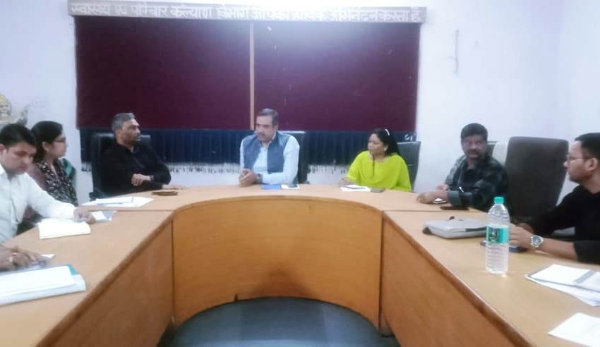  डिंडौरी# में समीक्षा बैठक : प्रत्येक दिन स्वास्थ्य केन्द्रों में चिकित्सक एवं समस्त मैदानी कार्यकर्ता उपस्थित रहें, दवाईयां एवं उपकरणों को निरंतर चालू रखने के निर्देश