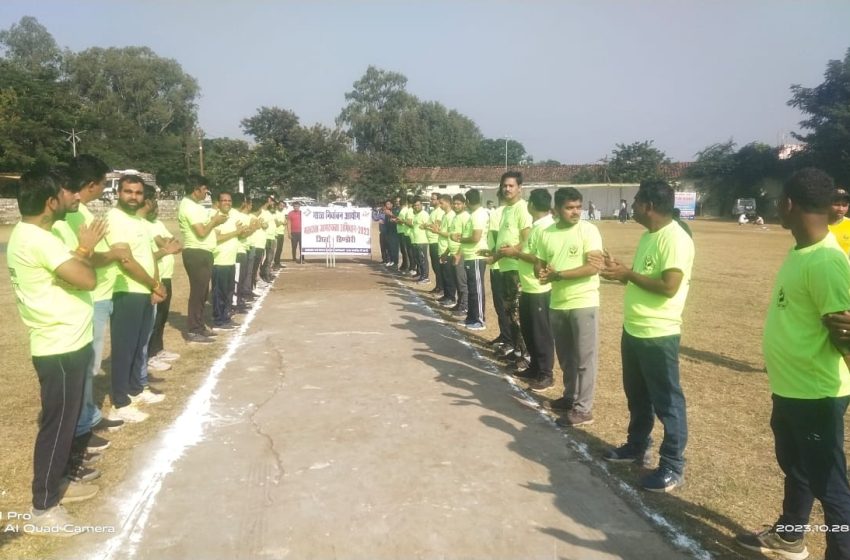  मतदाताओं को जागरूक करने खेला गया क्रिकेट मैच ,  छ टीमों ने लिया हिस्सा ,कल खेला जाएगा फाइनल मैच  कलेक्टर ने खिलाड़ियों को दिलाई शपथ
