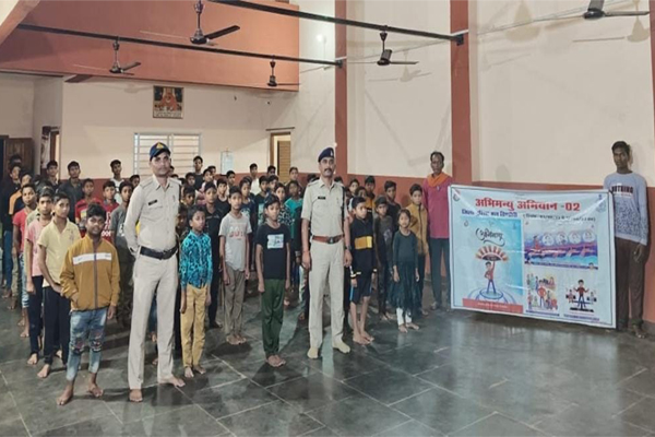  डिंडौरी # पुलिस ने ”मैं हूं अभिमन्यु” अभियान के तहत विद्यार्थियों को किया जागरूक