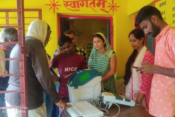  डिंडौरी # आंगनबाड़ी केन्द्र में ईवीएम मशीन से मतदान करने को लेकर चलाया गया जन जागरुकता अभियान