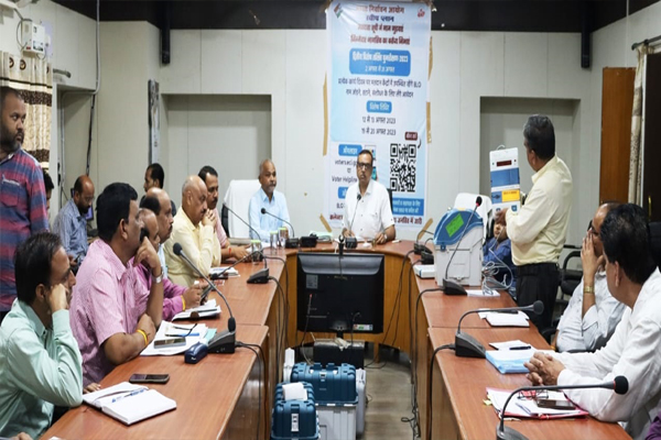  डिंडौरी # 10 अगस्त तक सेक्टर अधिकारी और बीएलओ मतदान केंद्रों में मतदाता सूची का करेंगे वाचन