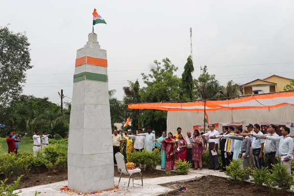  डिंडौरी # समस्त ग्रामों से मिट्टी विकासखण्ड स्तर पर कलश में एकत्रित कर दिल्ली में होने वाले कार्यक्रम में भेजी जायेगी