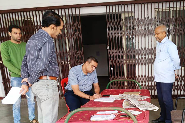  डिंडौरी # कलेक्टर व जिला निर्वाचन अधिकारी ने ईव्हीएम स्ट्राॅंग रूम का किया निरीक्षण