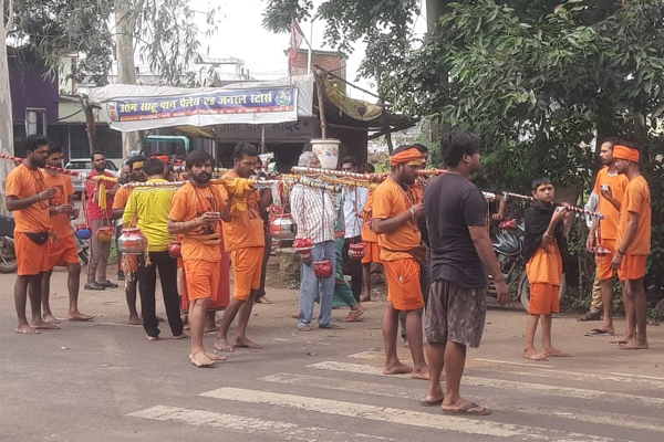  डिंडौरी # अमरकंटक से कांवड़ में जल भरकर लगातार 7 दिनों से पैदल चलकर 13 कांवड़िए पहुंचे शहपुरा