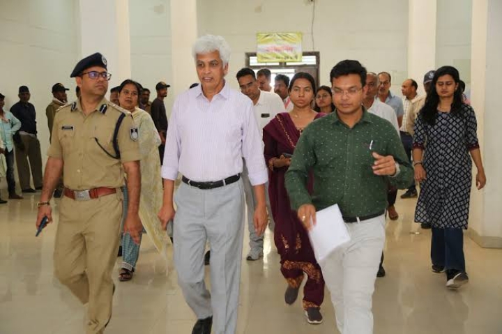  जबलपुर # कलेक्टर की सजगता और एस.पी की सक्रियता से निर्विघ्न और शांतिपूर्ण मतदान सम्पन्न