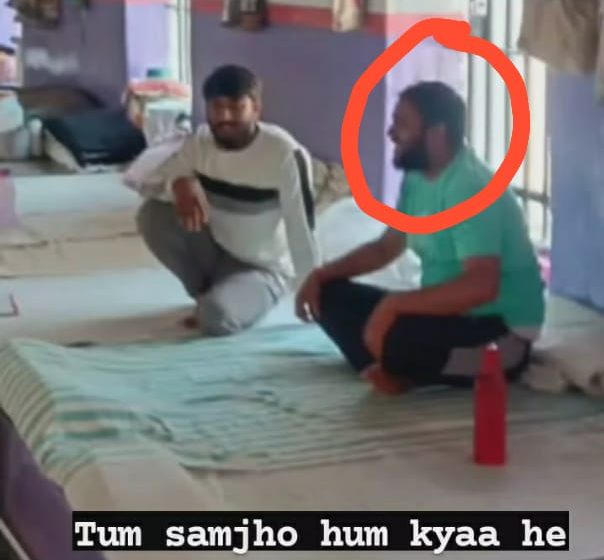  जबलपुर। सेन्ट्रल जेल से बदमाशों की फोटो वाईरल, ‘‘तुम समझों हम क्या हैं!’’ लिख कर सोशल मीडिया पर मोबाईल फोन से लगा रहे स्टेटस