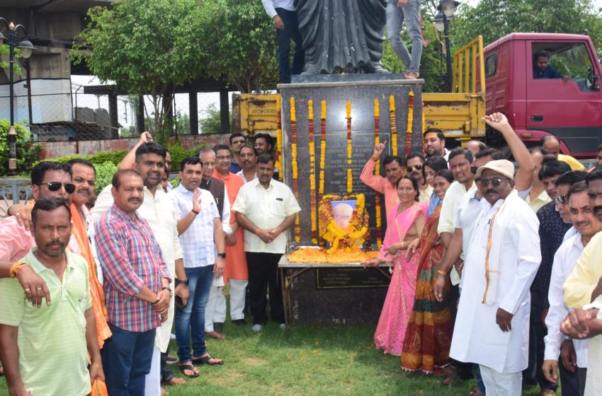  जबलपुर # जनसंघ के संस्थापक डॉ. श्यामा प्रसाद मुखर्जी की जयंती पर पुष्पांजलि कर भाजपा कार्यकर्ताओं ने किया उन्हें याद