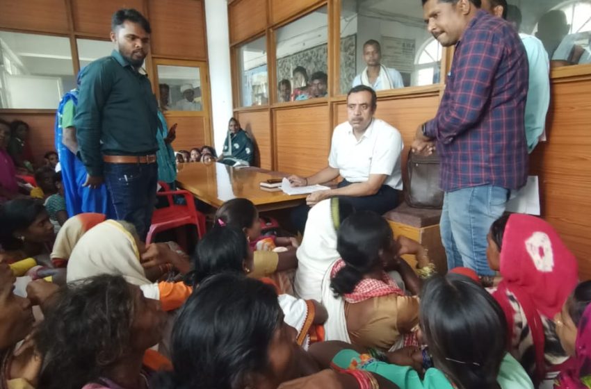  डिंडौरी# में बैगा महिलाओं को छ: माह से नही मिला पोषण आहार की राशि,दर्जनों महिलाएं कलेक्टर से मिलने कलेक्ट्रेड पहुंचे,लाड़ली बहना योजना में शामिल करने की मांग